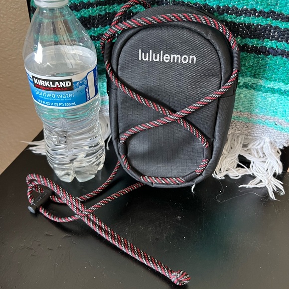 Lululemon phone side body!!📱❤️🖤 - Picture 7 of 7